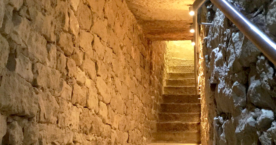 escalera-piedra-bodega